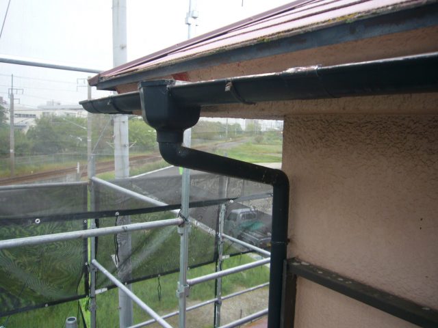 姫路市で雹害に遭った雨樋